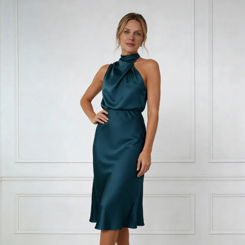 Vestido de seda con cuello alto y cintura plisada