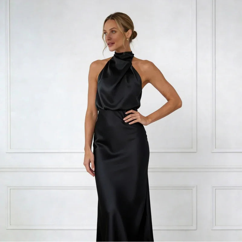 Vestido de seda con cuello alto y cintura plisada