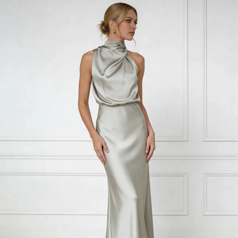 Abito in seta con collo alto e vita plissettata