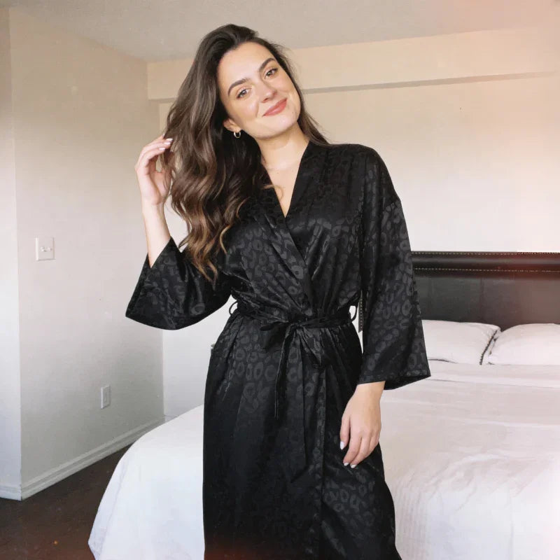 Robe en soie à manches longues et ceinture nouée
