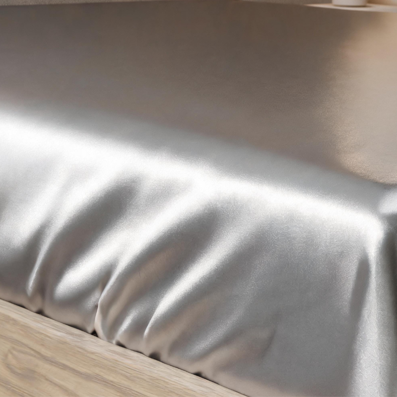 Ensemble en satin ajusté avec surface lisse et aspect sur mesure