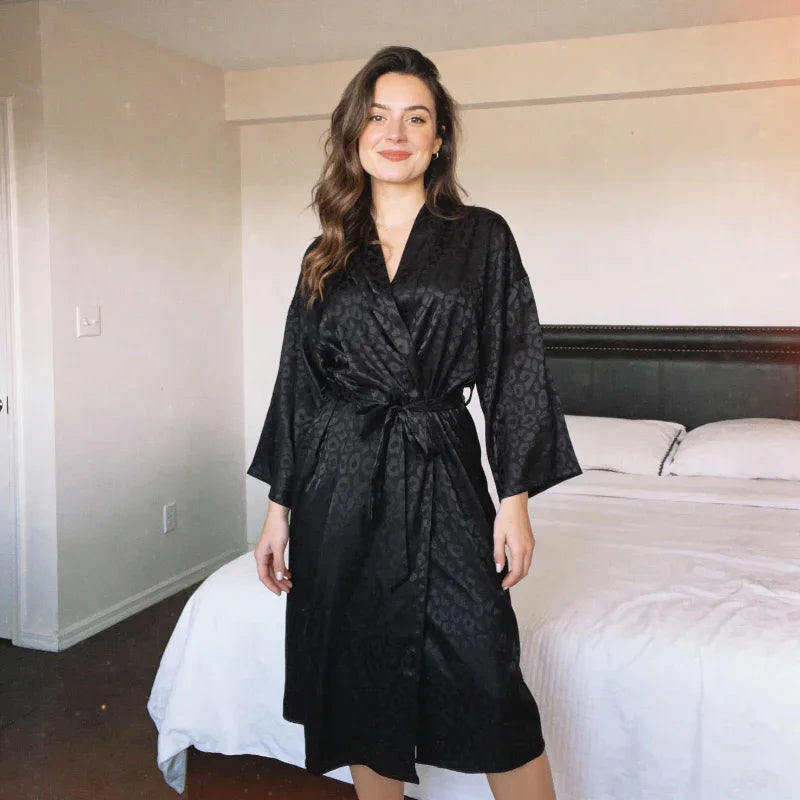 Bata de seda con mangas largas y lazo en la cintura