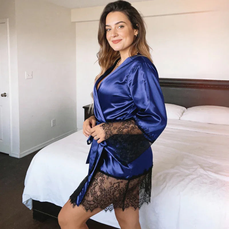 Bata de seda con ribete de encaje Night Luxe