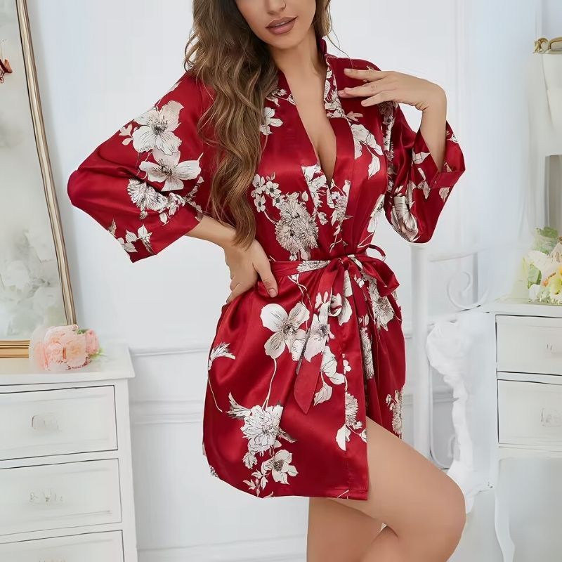 Seidenmantel mit weichem Blütenakzent