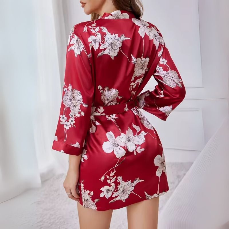 Seidenmantel mit weichem Blütenakzent