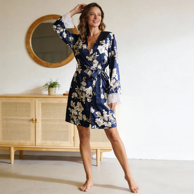 Seidenrobe mit Blumenmuster und Gürtel