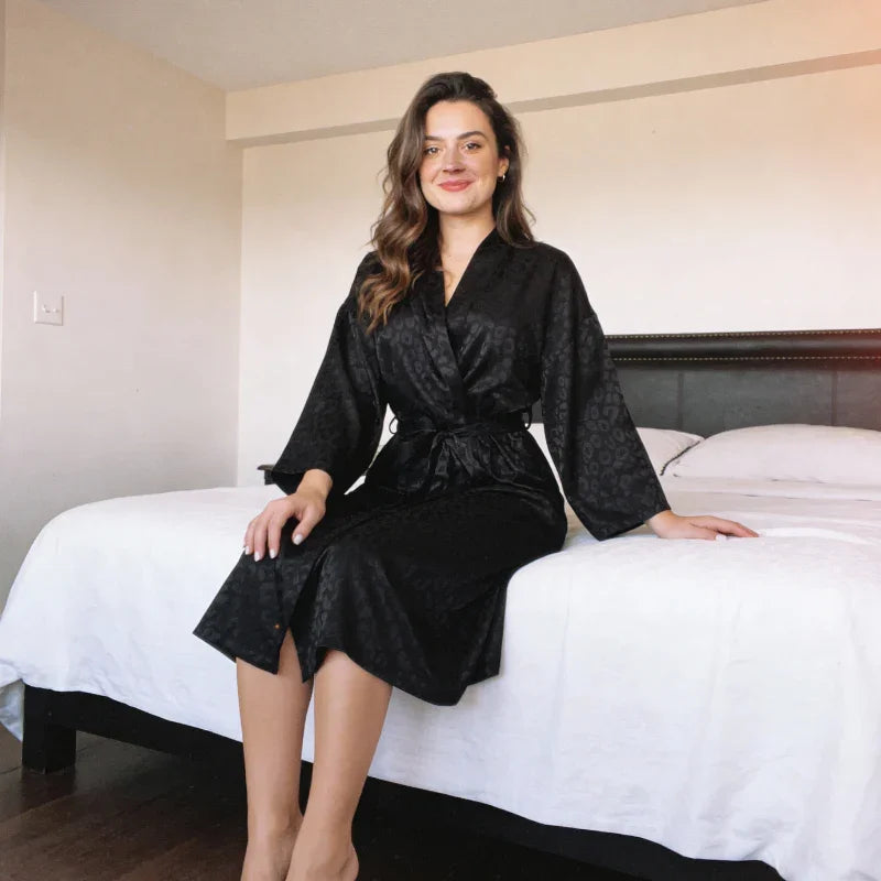 Robe en soie à manches longues et ceinture nouée