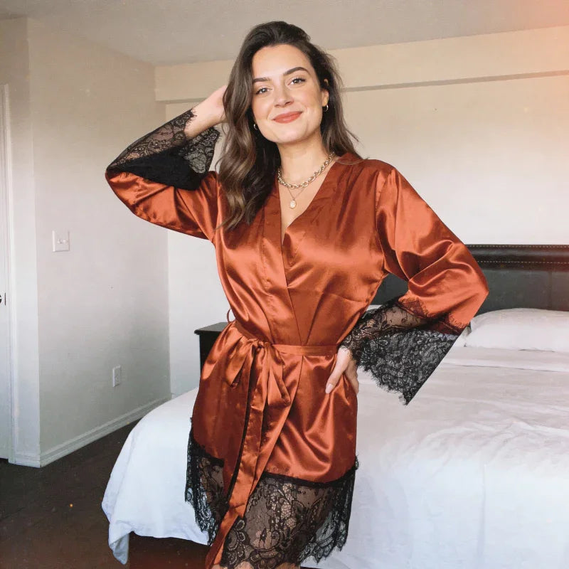 Robe de chambre en soie avec bordure en dentelle Nuit Luxe