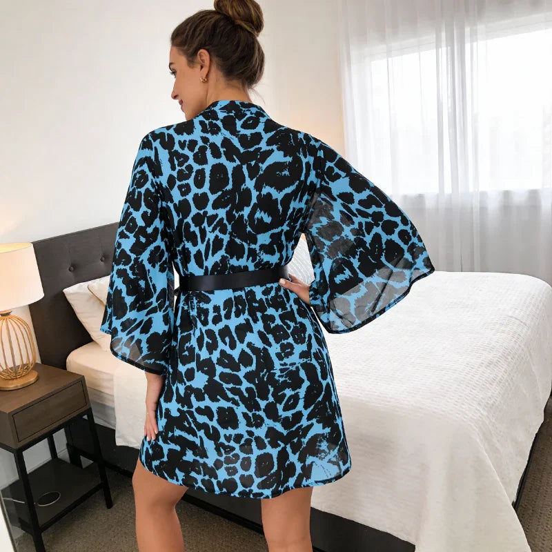 Bata de seda floral con cinturón