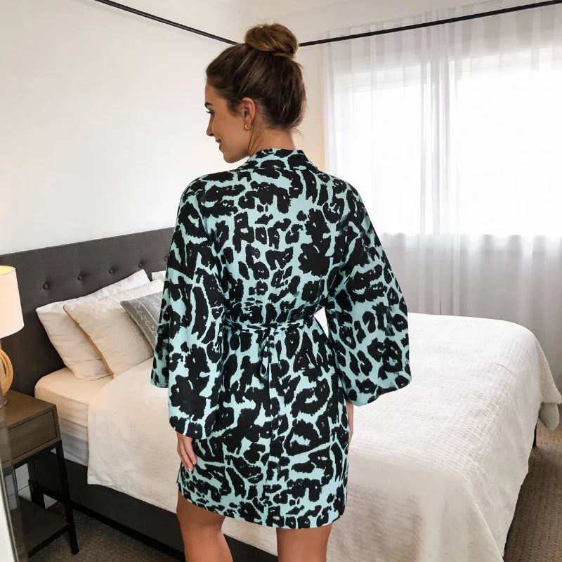 Bata de seda floral con cinturón