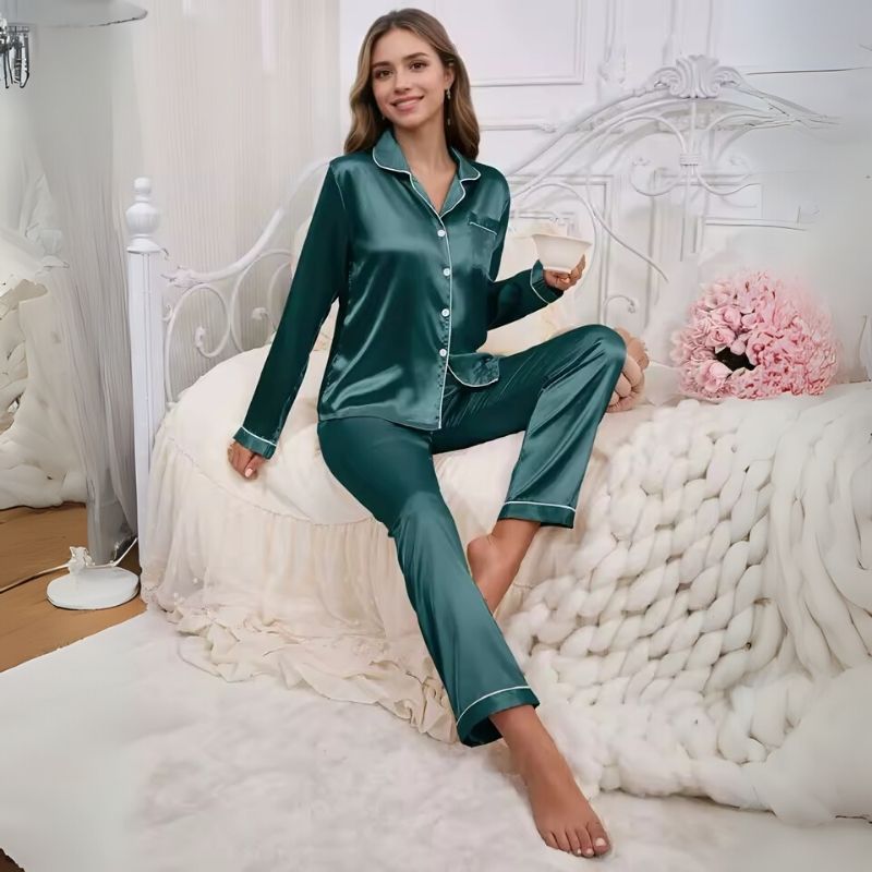 Conjunto de pijama de seda con botones clásicos