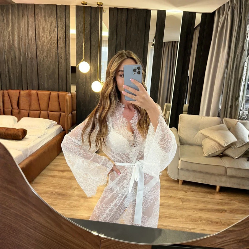 Vestido de seda con detalle de encaje transparente