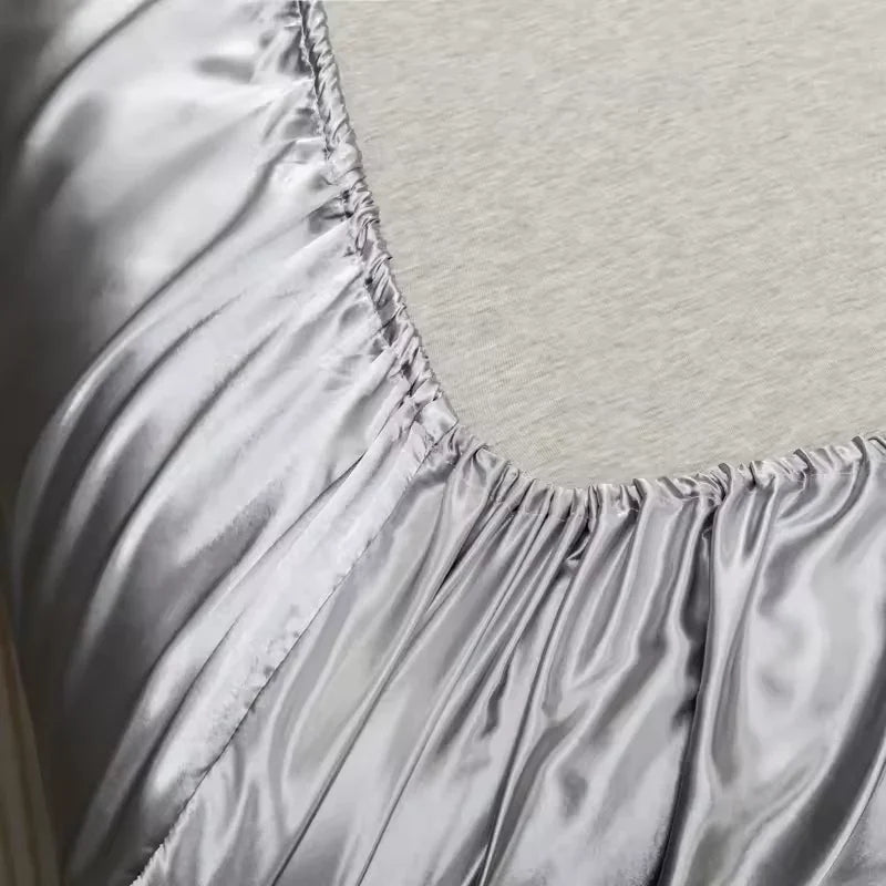 Σετ με εφαρμοστό σατέν ύφασμα με λεία επιφάνεια και προσαρμοσμένη εμφάνιση