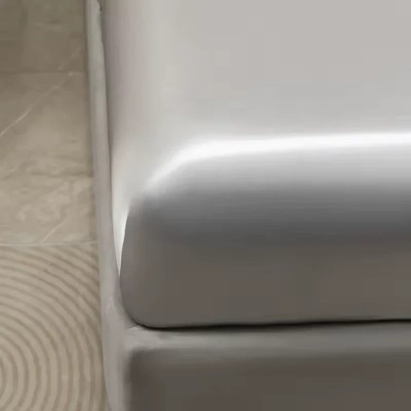 Completo in raso aderente con superficie liscia e aspetto su misura